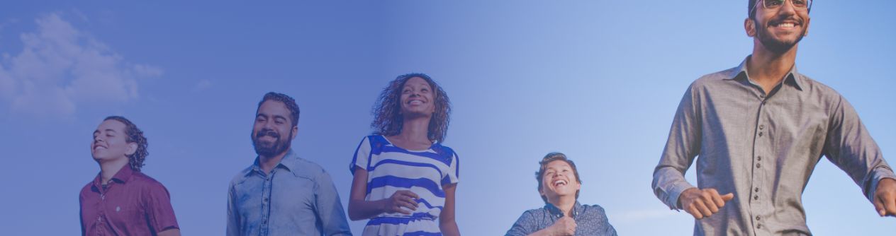 5 pessoas a caminhar a sorrir
